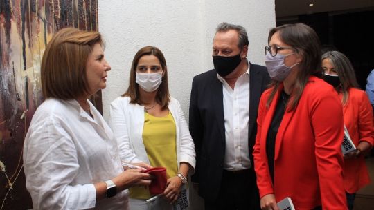A TODOS LADOS. Santos fue quien la acompañó en todo momento a Bullrich. Aquí, con las radicales Austin y Carrizo.