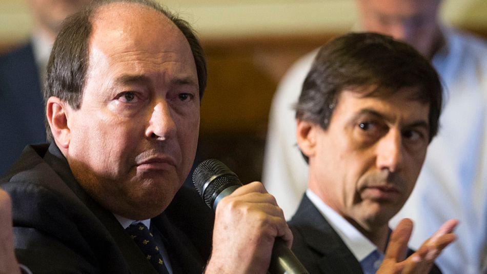 Sanz habla, a su lado Naidenoff escucha, en una foto de archivo legislativo.