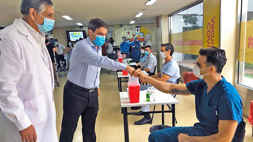 Planes. Hay que inmunizar a 160 mil trabajadores de la salud.