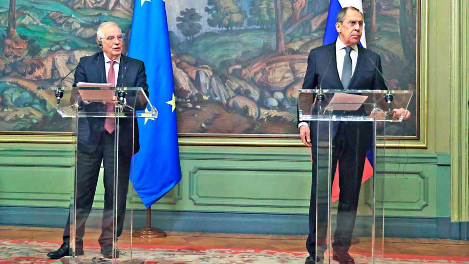 Tensos. Borrell y Lavrov ante la prensa luego de su reunión.