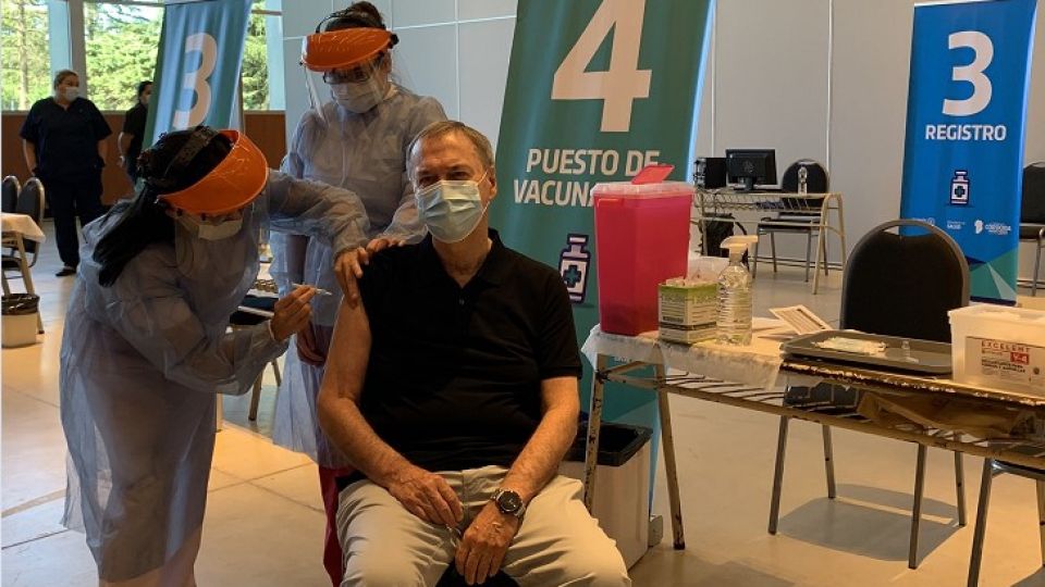 VACUNADO. Schiaretti el viernes por la mañana recibiendo la primera dosis de Sputnik V.