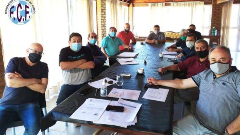 REUNIONES. Los dirigentes de la Federación tuvieron varios cónclaves para poder garantizar el ingreso de público a los estadios.