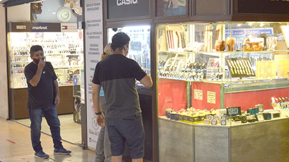 ORO. Las joyerías deben llevar un 'libro de actas', en el que se registran las operaciones con la identidad del vendedor.