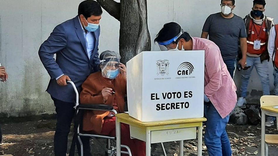 Andrés Araúz, acompañando a su abuela de 106 años a votar en un colegio de Quito.