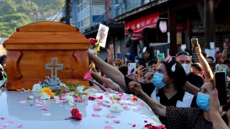 El adiós al artista callejero Francisco Martínez, asesinado por la policía en Chile.
