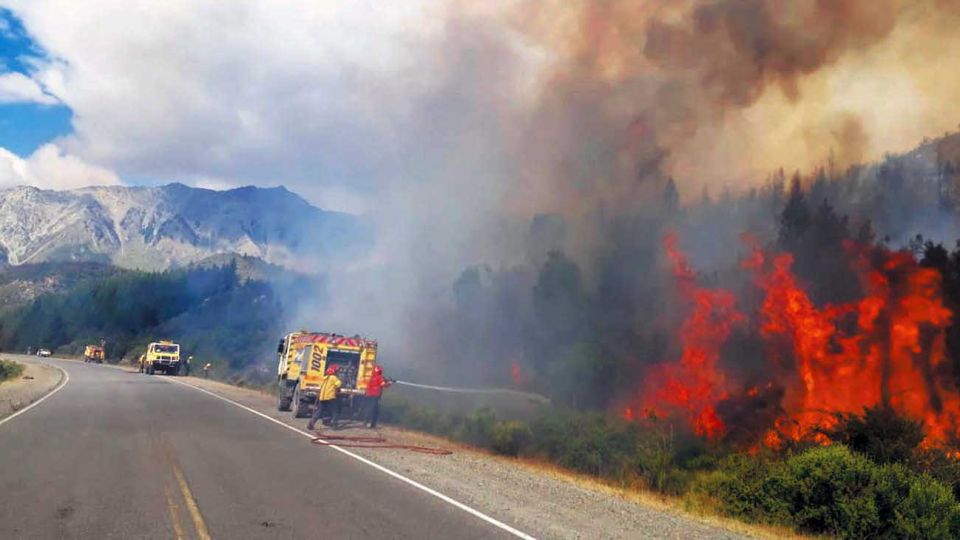 Foco. El incendio se mantenía activo en la zona de la Cuesta del Ternero, en cercanías de Bariloche.