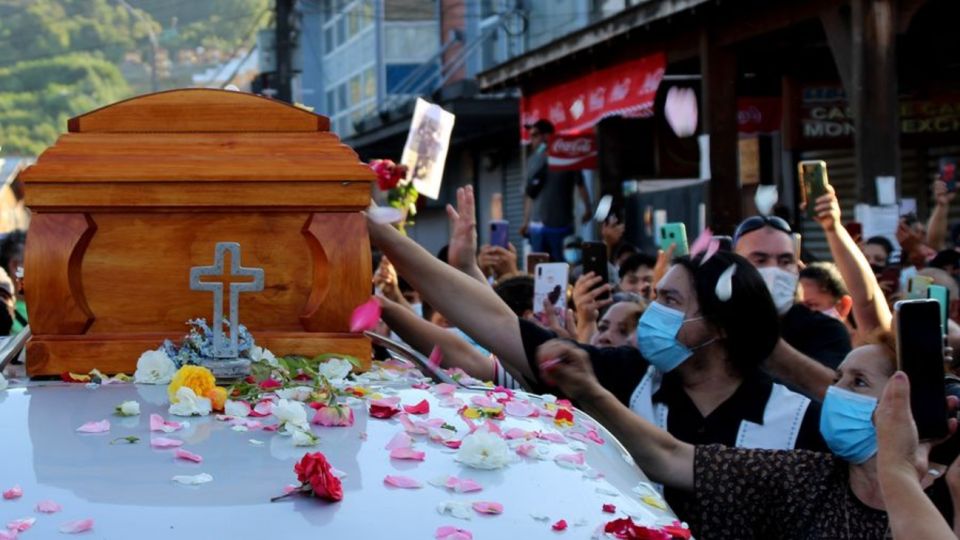 El adiós al artista callejero Francisco Martínez, asesinado por la policía en Chile.