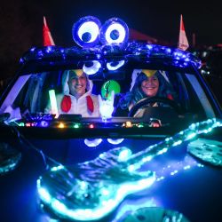 Los juerguistas del carnaval escuchan música en vivo en sus autos en un evento de carnaval en un lugar de estacionamiento en Monheim, Alemania occidental, durante la pandemia en curso del coronavirus (Covid-19). | Foto:Ina Fassbender / AFP