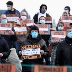 Los manifestantes sostienen pancartas que dicen  | Foto:Kenzo Tribouillard / AFP