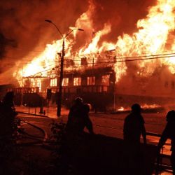 Imagen que muestra el edificio Municipalidad de Panguipulli incendiado por manifestantes durante una manifestación por el asesinato de un artista callejero asesinado por la policía local, en Panquipulli ubicado a unos 850 km al sur de Santiago. | Foto:Alicia Caceres / ATON CHILE / AFP
