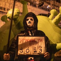 Israel, Jerusalén: un manifestante israelí con una máscara participa en una protesta contra el primer ministro israelí, Benjamin Netanyahu, frente a su residencia en Jerusalén. | Foto:Ilia Yefimovich / DPA