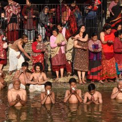 Los devotos hindúes participan en un ritual de baño durante el festival Swasthani de un mes en el río Hanumante en Bhaktapur, en las afueras de Katmandú. | Foto:Prakash Mathema / AFP