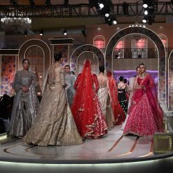 Modelos presentan 'Karsmash', una colección de Ahson Shoaib durante la Hum Bridal Couture Week en Lahore. | Foto:Arif Ali / AFP
