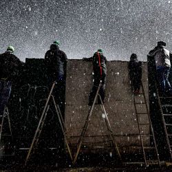 República Checa, Praga: Los aficionados al fútbol suben a las escaleras de las vallas del estadio Dolicek para ver el partido de fútbol de la Primera Liga Checa entre los Bohemians 1905 y el FC Zbrojovka Brno. | Foto:Roman Vondrou / CTK / DPA