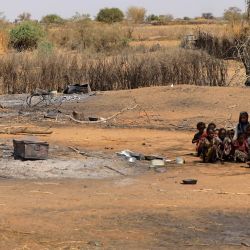 Los niños sudaneses se sientan juntos después de la violencia en la aldea de al-Twail Saadoun, 85 kilómetros al sur de la ciudad de Nyala, la capital de Darfur del Sur. | Foto:Ashraf Shazly / AFP