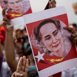 Manifestante sostiene imágenes de la líder civil de Myanmar detenida Aung San Suu Kyi durante una manifestación contra el golpe militar frente a la embajada de Myanmar en Bangkok. | Foto:Jack Taylor / AFP