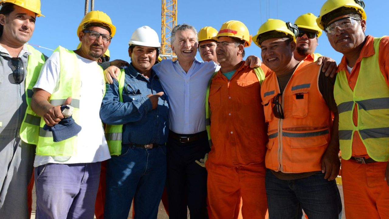 Mauricio Macri con trabajadores | Foto:Cedoc