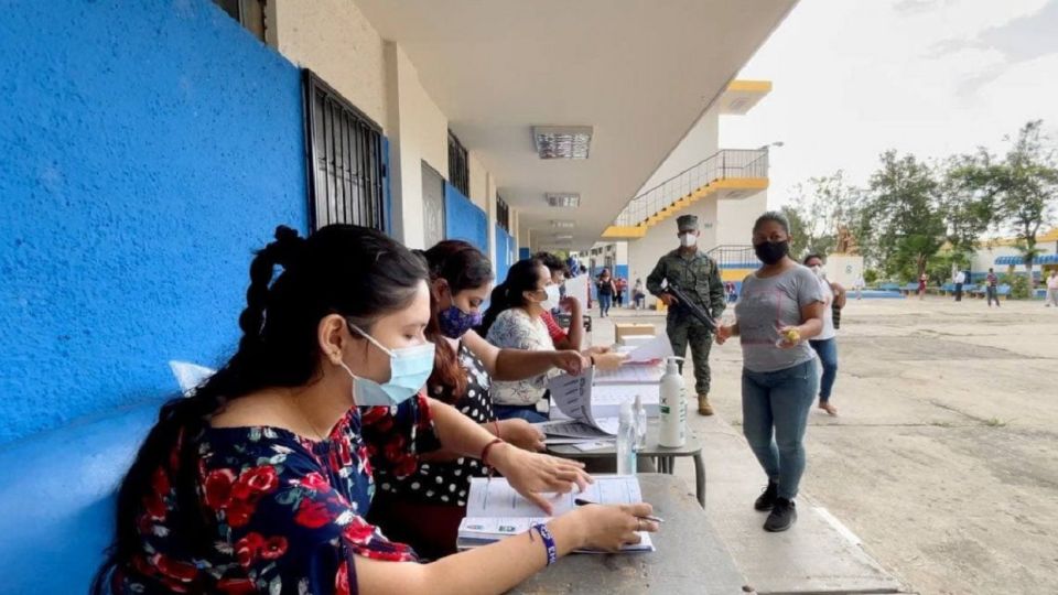 El conteo rápido oficial dio ganador este domingo por la noche al candidato presidencial correísta, Andrés Arauz, con el 31,5% de los votos, un resultado que de confirmarse en el escrutinio definitivo forzará un balotaje el próximo 11 de abril.
