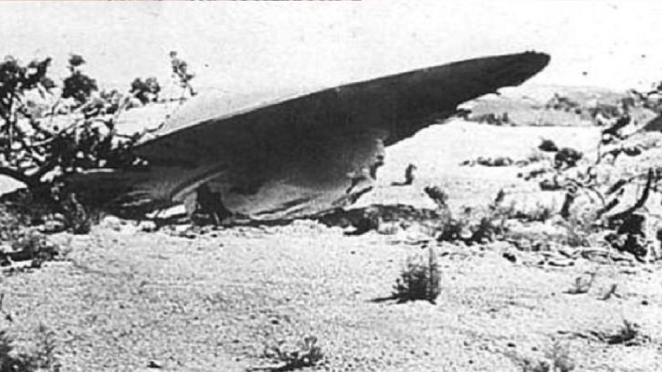 Ilustración sobre el descubrimiento de piezas de una objeto desconocido en Roswell, Nuevo México.