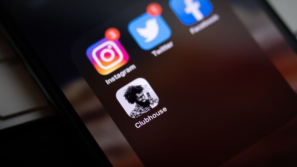 Clubhouse, una app que nació en pandemia y se apoya en dos conceptos de época: la "conversación" y lo "exclusivo".