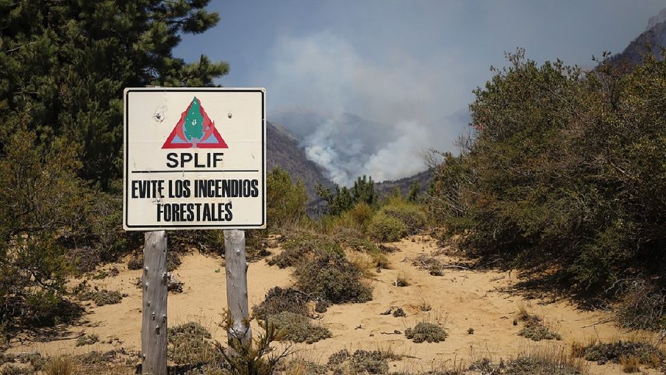 Se sumaron más brigadistas, aviones hidrantes y helicópteros al combate del incendio forestal en Cuesta del Ternero, en las cercanías de El Bolsón.