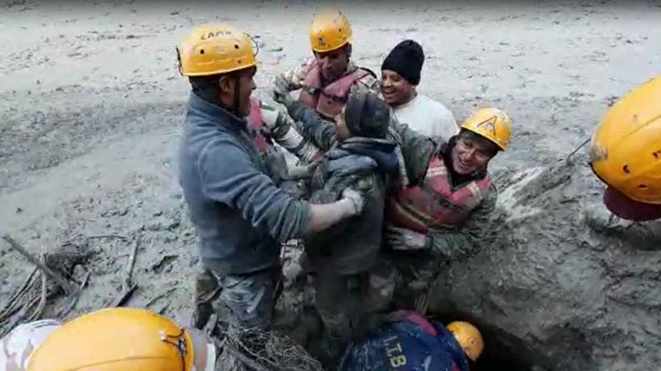 el desprendimiento de un glaciar en la cordillera del Himalaya provocó una calamidad en el norte del país asiático, donde se teme la muerte de más de un centenar de personas.