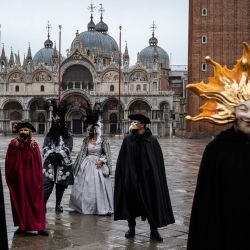 Artesanos venecianos con máscaras y disfraces de carnaval participan en una demostración de la Confederación de Artesanos de Venecia en la plaza de San Marcos en Venecia, ya que el carnaval se cancela debido a la pandemia de Covid-19. | Foto:Marco Bertorello / AFP