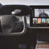 Cómo es el volante aeronáutico de Tesla