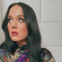 El cambio de look de Katy Perry: morocha y melena súper larga