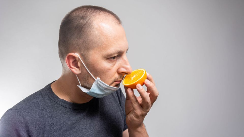 La pérdida de olfato es uno de los principales síntomas del coronavirus y posteriores secuelas.
