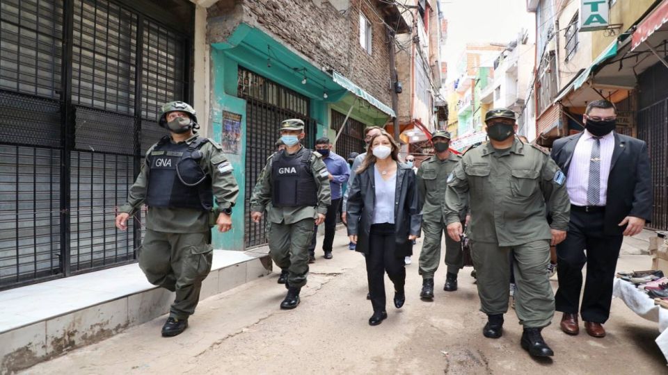 La ministra Sabina Frederic analizó el redespliegue de Gendarmería de la villa 1-11-14, en el Bajo Flores.
