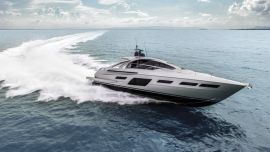 Diseñada por Fulvio De Simoni, la Pershing 7X se destaca por sus líneas exteriores que remarcan su perfil deportivo y elegante.