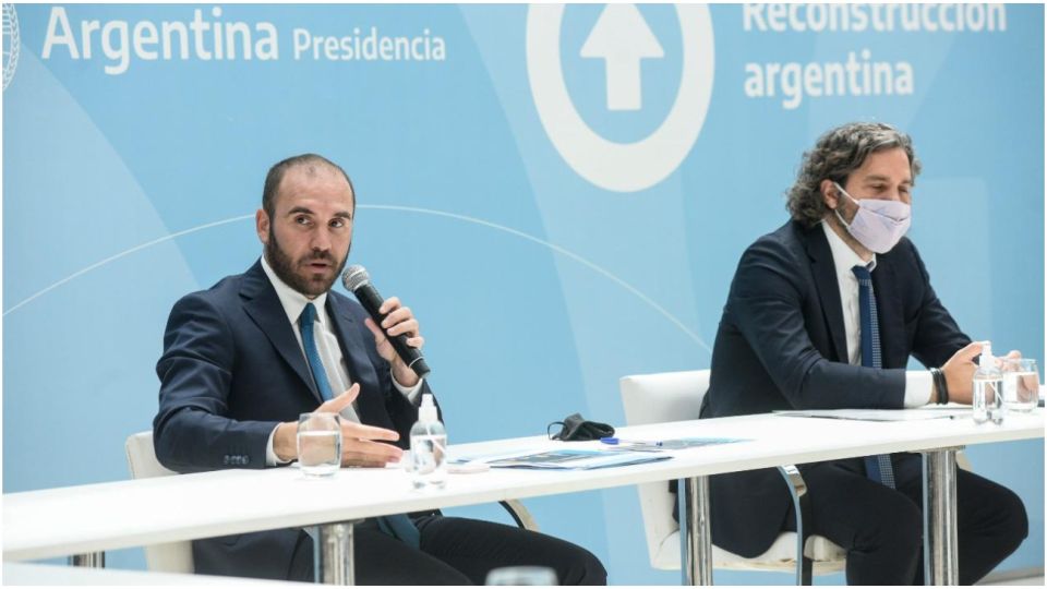 Santiago Cafiero junto a ministros y sindicalistas en una reunión sobre paritarias y salarios.