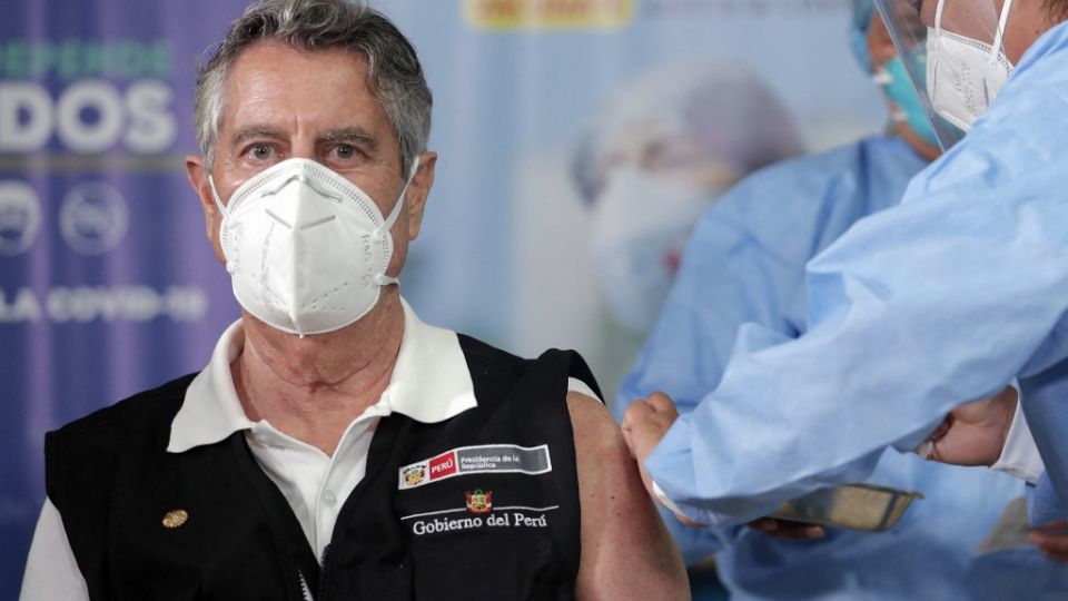 "Me vacuno sin miedo, con confianza y con esperanza", declaró el presidente interino peruano, Francisco Sagasti, momentos antes de ser inmunizado en el Hospital Militar de Lima este martes en la noche.