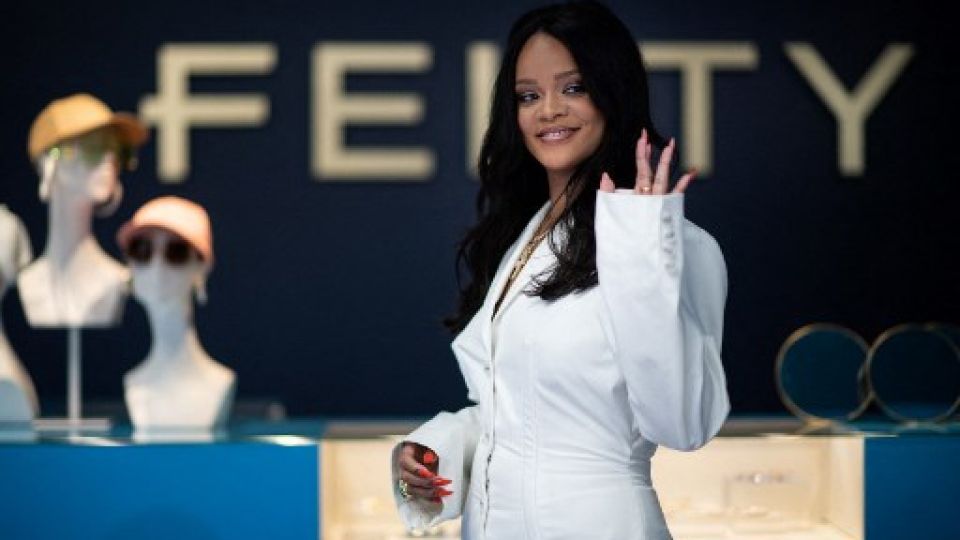 Por la pandemia Rihanna tuvo que reconfigurar su marca Fenty: cerró la colección de lujo y sólo venderá lencería y cosmética.