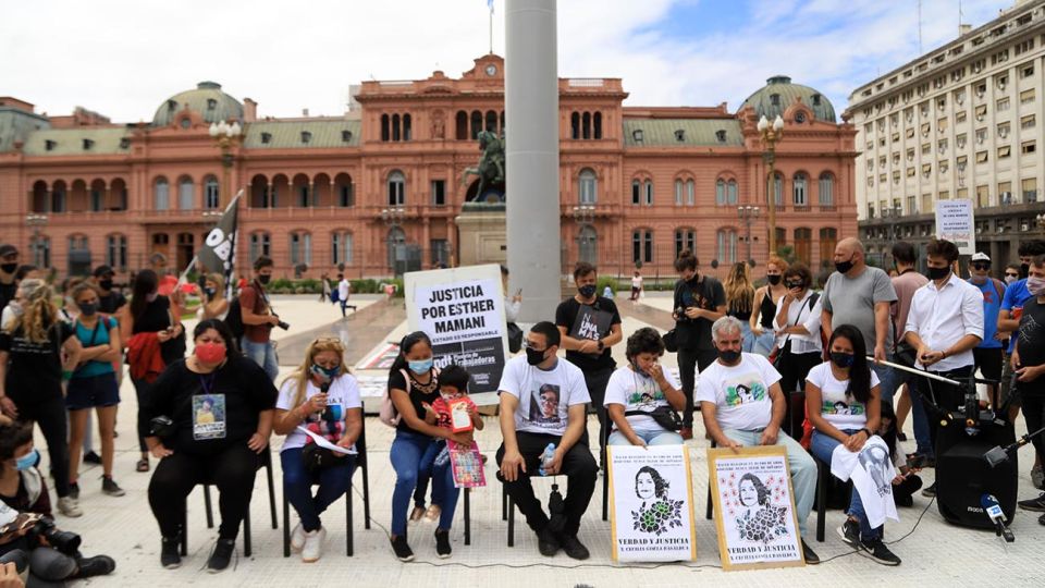 NOTICIAS ARGENTINAS BAIRESUn grupo de familiares de victimas de femicidio se convocaron en plaza de Mayo para repudiar el asesinato de la joven Úrsula Bahillo en la localidad Rojas Foto