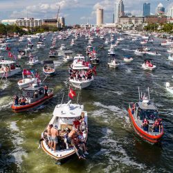 En una vista aérea desde un dron, Mike Evans y Rob Gronkowski de los Tampa Bay Buccaneers viajan en un bote con el trofeo Lombardi durante el Desfile del Barco de la Victoria del Super Bowl de los Tampa Bay Buccaneers en Tampa, Florida. | Foto:Julio Aguilar / Getty Images / AFP