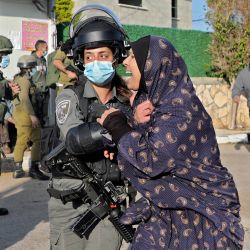 Una mujer reacciona cuando las fuerzas de seguridad israelíes demuelen la casa del palestino Mohammed Cabha, quien confesó el asesinato de la colona franco-israelí Esther Horgen, en la aldea de Tura al-Gharbiya, en Cisjordania, cerca de Jenin. | Foto:Jaafar Ashtiyeh / AFP