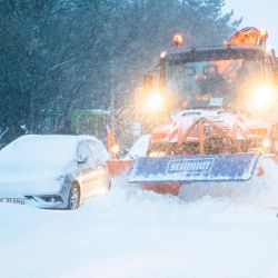 Un quitanieves limpia una carretera en medio de fuertes nevadas. | Foto:Julian Stratenschulte / DPA