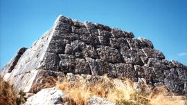 Hellinikon está ubicada en el borde sureste de la llanura de Argólida, cerca de los manantiales del río Erasinos, hoy Kephalari.