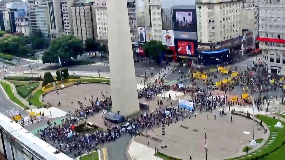 Protestas de trabajadores y movimientos sociales en el centro porteño y Obelisco