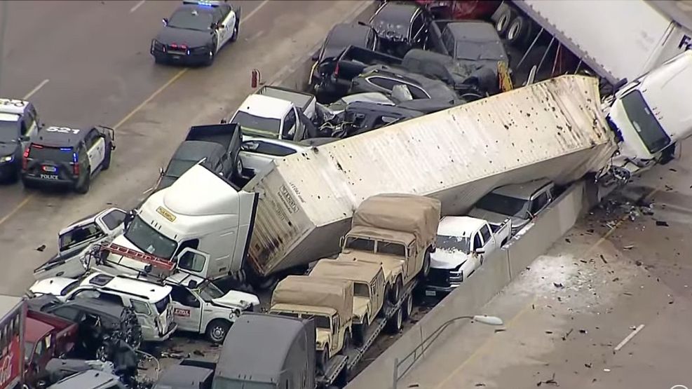 Una postal del desastre en una autopista de Texas: al menos 8 muertos.