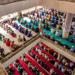 Bangladesh, Barishal: la gente se reúne en grandes cantidades en una mezquita para realizar la oración musulmana del viernes a pesar de la crítica situación del coronavirus. | Foto:Mustasinur Rahman Alvi / ZUMA Wire / DPA