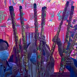 Los devotos ofrecen varitas de incienso en un templo para marcar el inicio del Año Nuevo Lunar en Ta Khmao, provincia de Kandal. | Foto:Tang Chhin Sothy / AFP