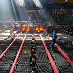 Los trabajadores fabrican barras de hierro en una fábrica de acero en Lianyungang, en la provincia oriental de Jiangsu. | Foto:AFP