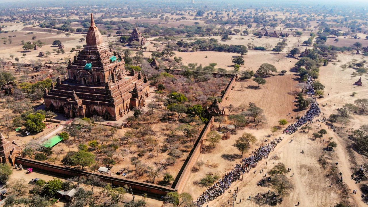 Esta vista aérea muestra a los manifestantes participando en una manifestación contra el golpe militar de Myanmar en Bagan, un sitio del Patrimonio Mundial de la UNESCO. | Foto:STR / AFP