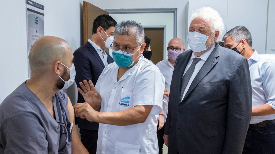 Ginés González García, junto al personal de Salud.