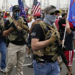 Marcha en apoyo a Trump. Los manifestantes, con chalecos antibalas y fusiles. Peligrosa postal de la campaña | Foto:cedoc