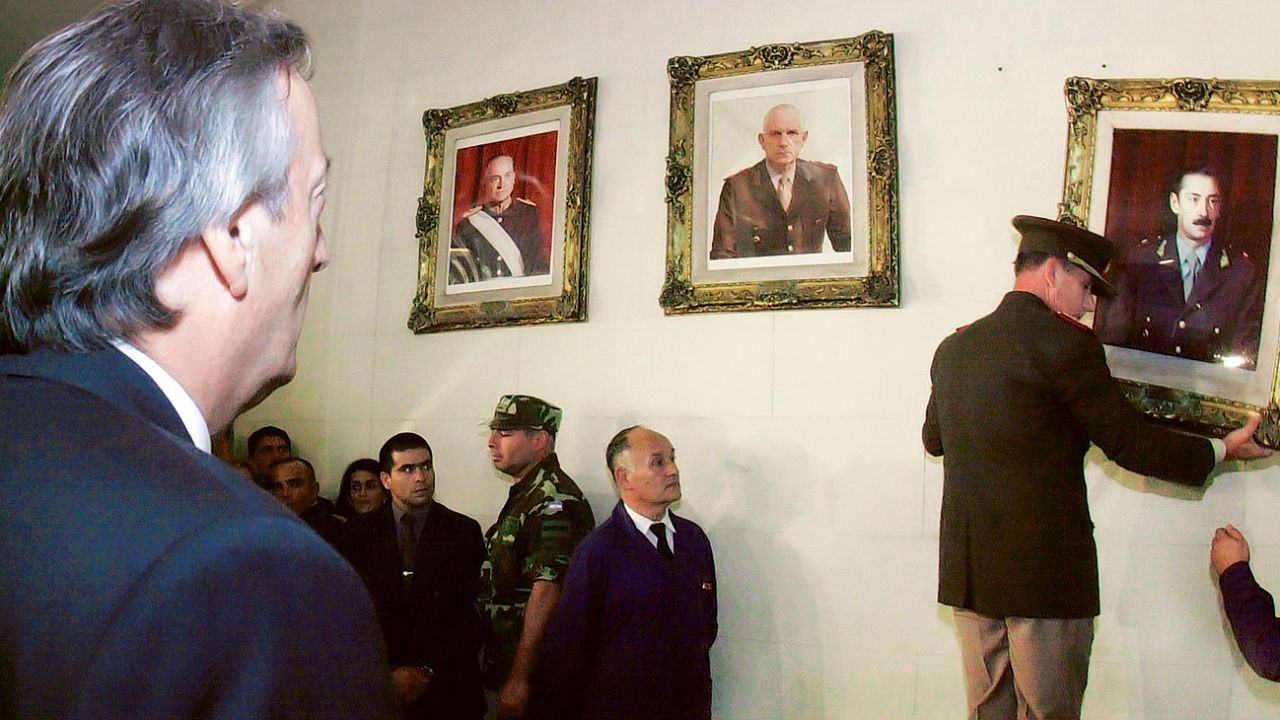 Néstor Kirchner cuando hizo bajar cuadros de Videla y Bignone en el Colegio Militar | Foto:cedoc