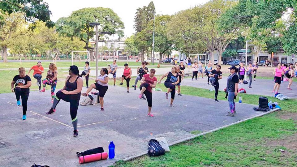 Polémica. La apropiación del espacio público por grupos de gym y clases de zumba convirtieron a las plazas y parques de la ciudad en gimnasios a cielo abierto. Por qué la improvisación de los “profes” puede jugar en contra de la salud de los alumnos.